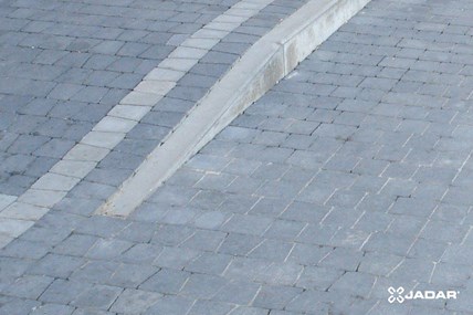 Jadar Krawężnik skośny  15x30/22x100cm